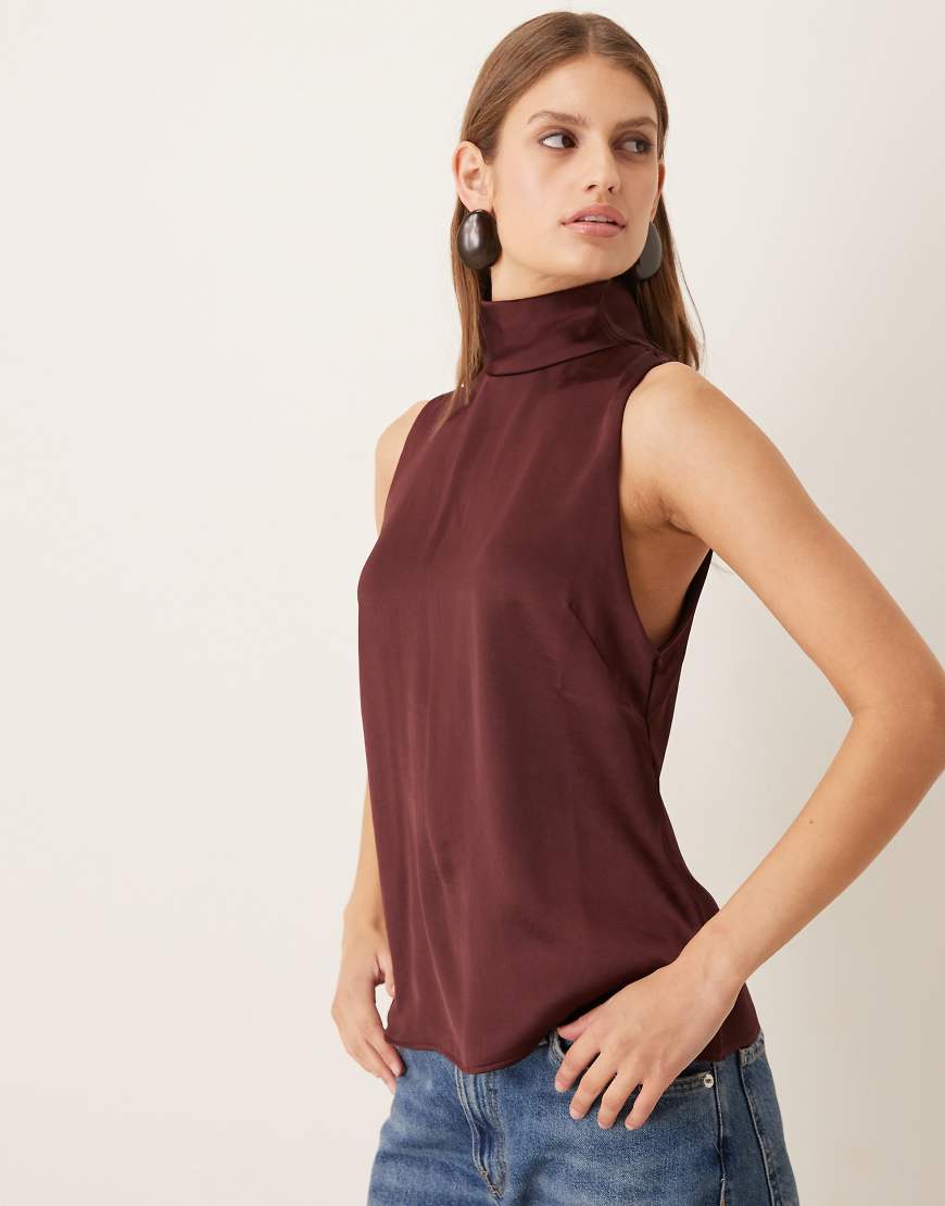 Mango - Hochgeschlossene, ärmellose Bluse aus Satin in Burgunderrot von Mango