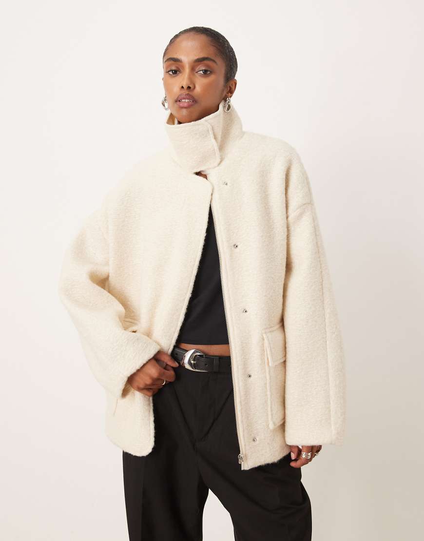 Mango - Hochgeschlossene, strukturierte Utility-Jacke in Winterweiß Mango - Hochgeschlossene, strukturierte Utility-Jacke in Winterweiß von Mango