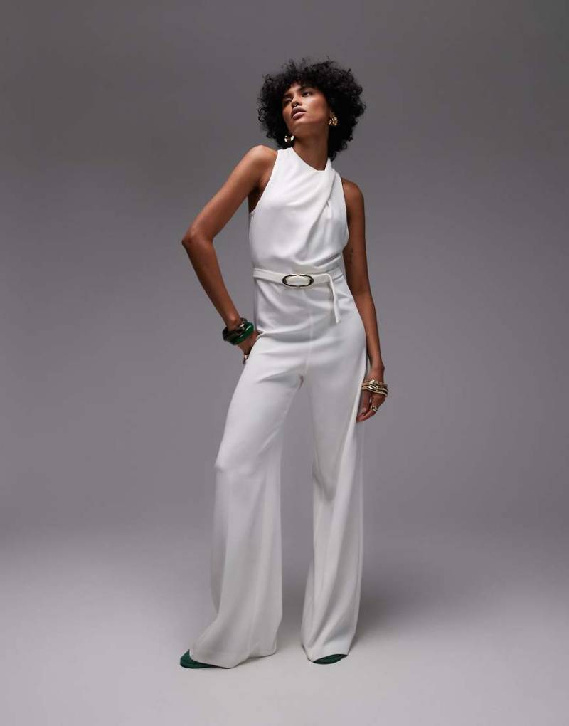 Mango - Drapierter, hochgeschlossener Jumpsuit in gebrochenem Weiß mit goldfarbenem Gürtel von Mango