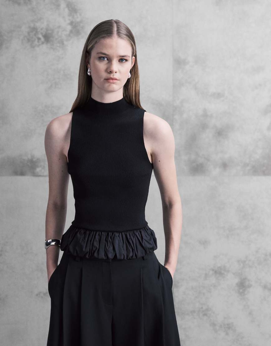 Mango - Hochgeschlossenes, ärmelloses Oberteil in Schwarz mit Schößchensaum von Mango