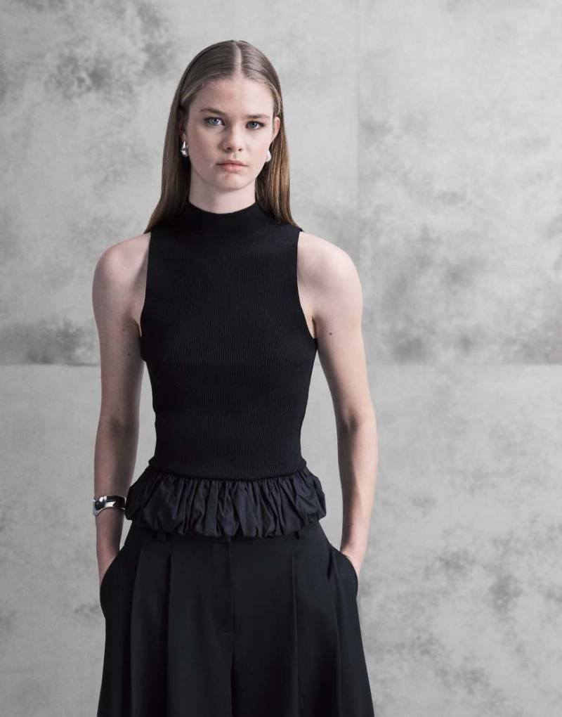 Mango - Hochgeschlossenes, ärmelloses Oberteil in Schwarz mit Schößchensaum von Mango