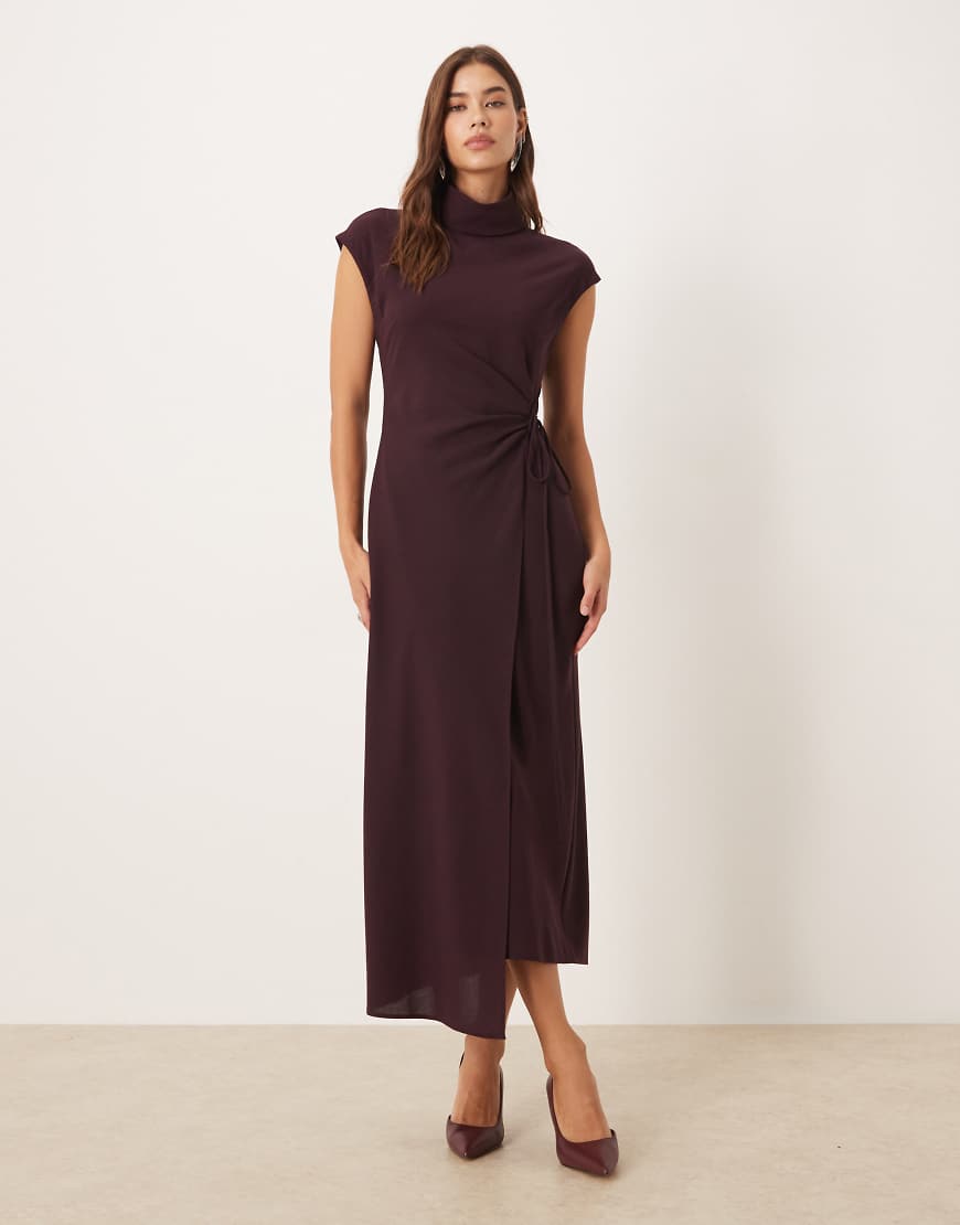 Mango - Hochgeschlossenes Maxikleid in Beerenrot mit Flügelärmeln und Bindedetail von Mango