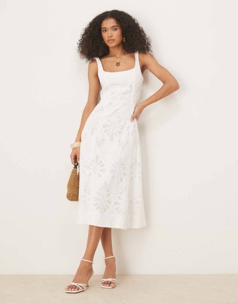 Mango - Hochwertiges Midikleid in Weiß mit Zierausschnitt Mango - Hochwertiges Midikleid in Weiß mit Zierausschnitt von Mango