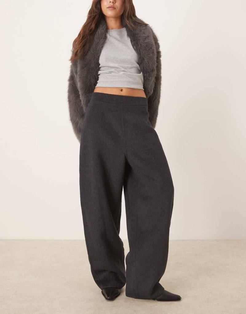 Mango - Hose aus Wollmix in Anthrazit mit abgerundetem Beinschnitt-Grau von Mango