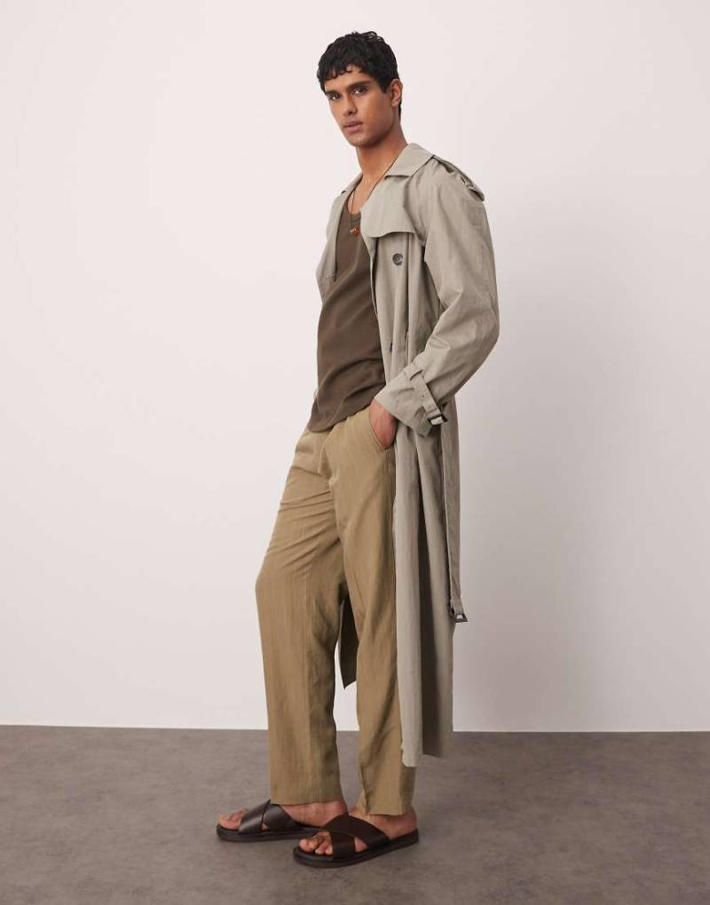 Mango - Hose in Braun mit dünnen Nadelstreifen von Mango