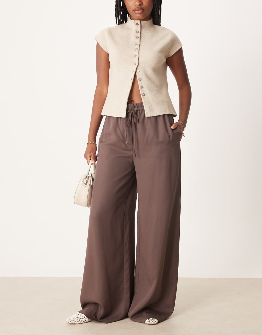 Mango - Hose in Dunkelbraun mit lockerem Schnitt und geschnürter Taille-Brown von Mango