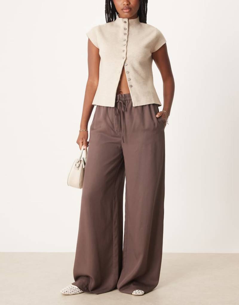 Mango - Hose in Dunkelbraun mit lockerem Schnitt und geschnürter Taille-Brown von Mango