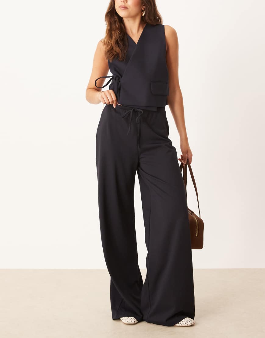 Mango - Hose in Marineblau mit Tunnelzug und geradem Schnitt Mango - Hose in Marineblau mit Tunnelzug und geradem Schnitt von Mango