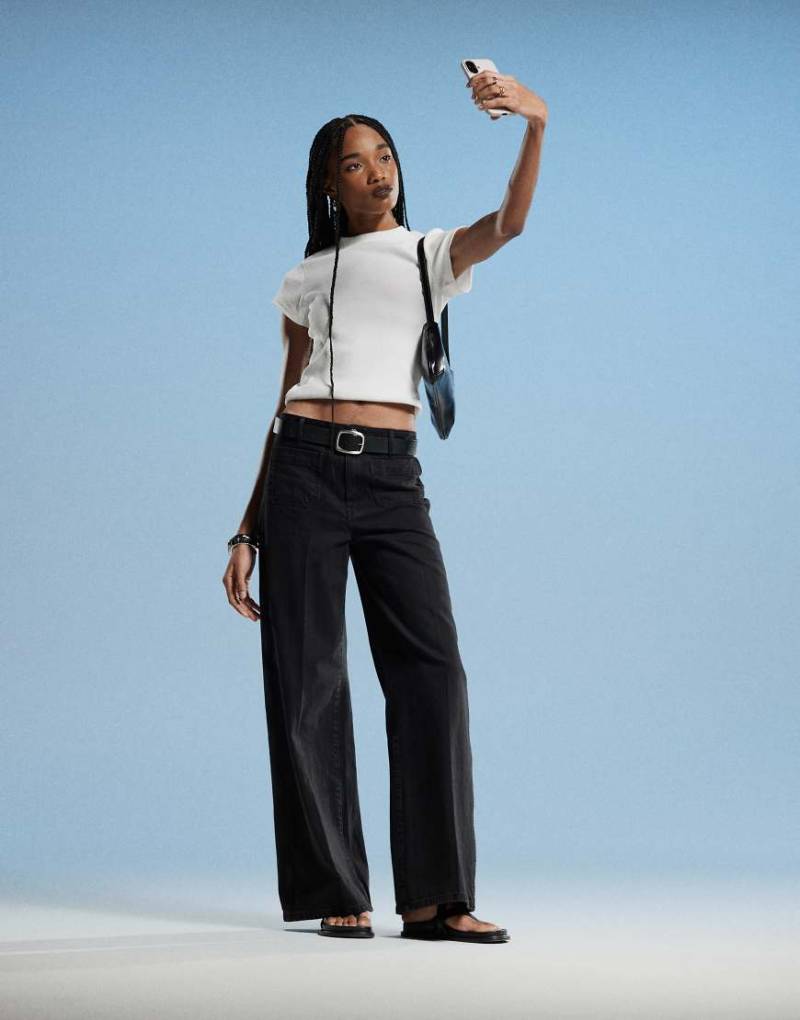 Mango - Emma - Jeans in Schwarz mit weitem Bein und goldfarbenem Knopf von Mango