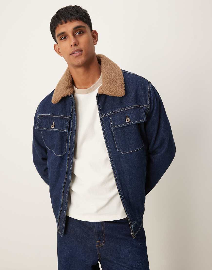Mango - Jeansjacke aus dunklem Denim mit Hemd-Detail, Reißverschluss und Teddyfellkragen-Blau Mango - Jeansjacke aus dunklem Denim mit Hemd-Detail, Reißverschluss und Teddyfellkragen-Blau von Mango
