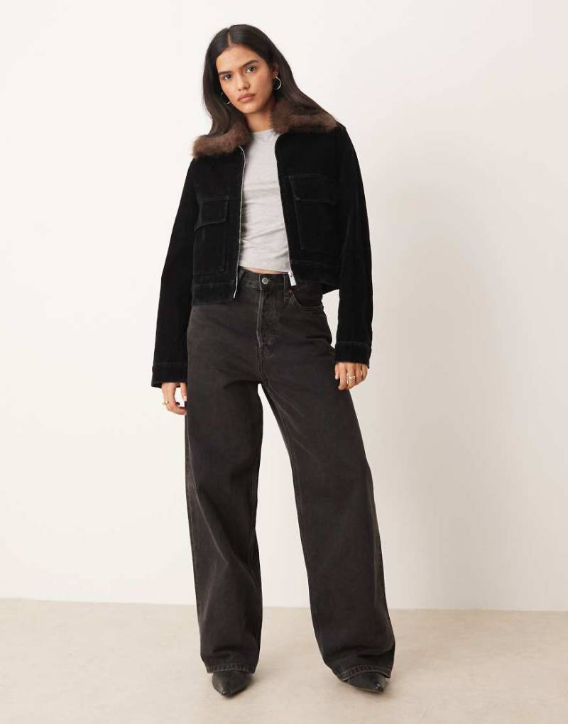 Mango - Jeansjacke in Schwarz mit Kragen aus Kunstpelz von Mango