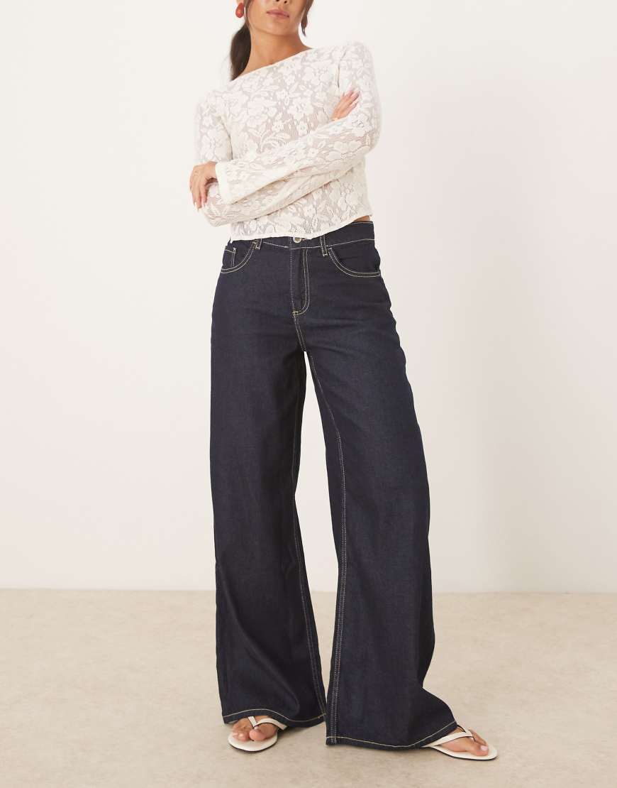 Mango - Joy - Jeans aus 100% Baumwolle in Indigoblau mit weitem Beim und Kontrastnaht Mango - Joy - Jeans aus 100% Baumwolle in Indigoblau mit weitem Beim und Kontrastnaht von Mango