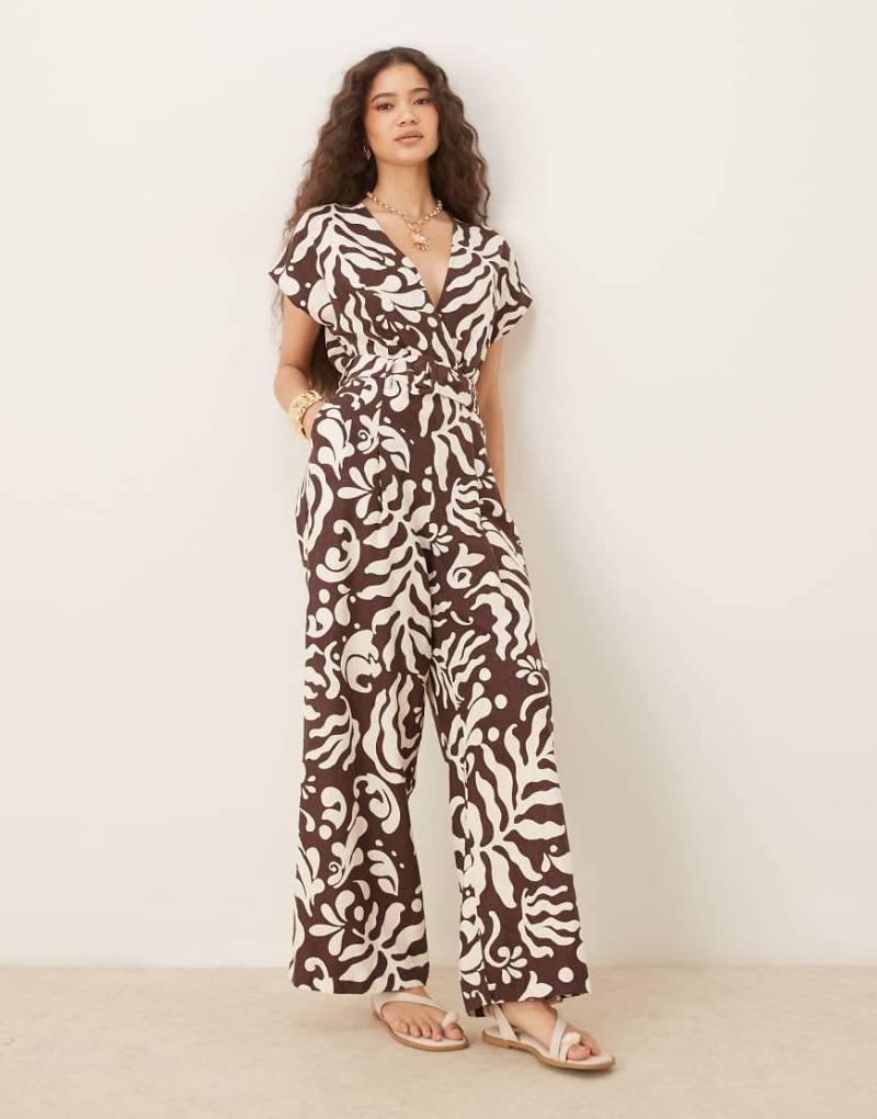 Mango - Jumpsuit in Braun mit Blumenmuster, V-Ausschnitt und Gürtel von Mango