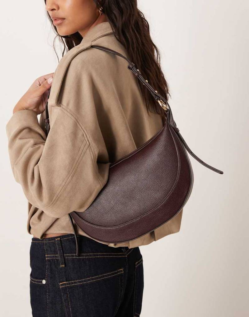 Mango - Klassische, halbmondförmige Schultertasche in Kirschrot von Mango