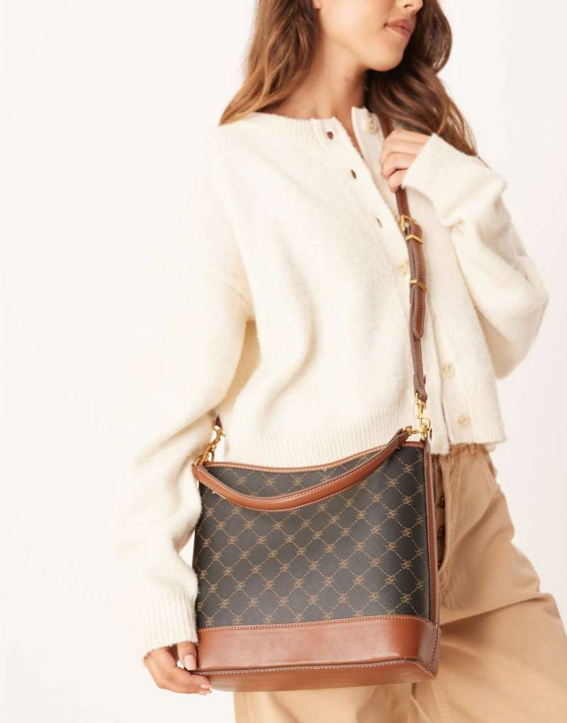 Mango - Klassische, quadratische Schultertasche in Braun mit goldfarbenen Akzenten und Monogramm-Muster von Mango