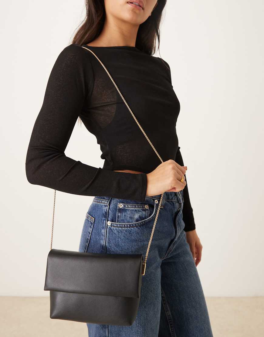 Mango - Klassische Umhängetasche in Schwarz mit goldfarbener Kette von Mango