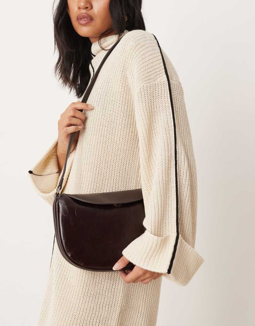 Mango - Klassische Umhängetasche in kräftigem Braun-Brown von Mango