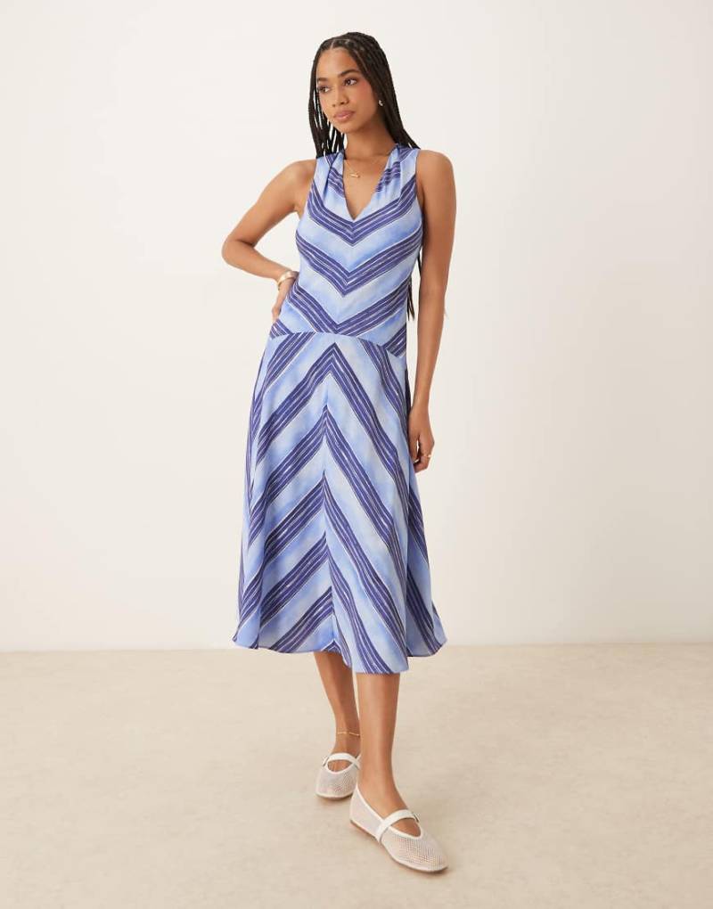 Mango - Kleid in Blau gestreift mit V-Ausschnitt und tief angesetzter Taille von Mango