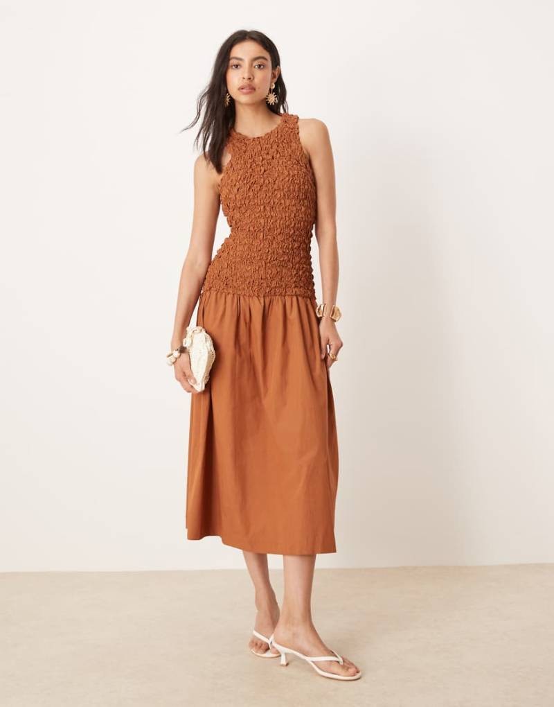 Mango - Kleid in Burnt Orange mit tief angesetzter Taille und Knitterstruktur von Mango