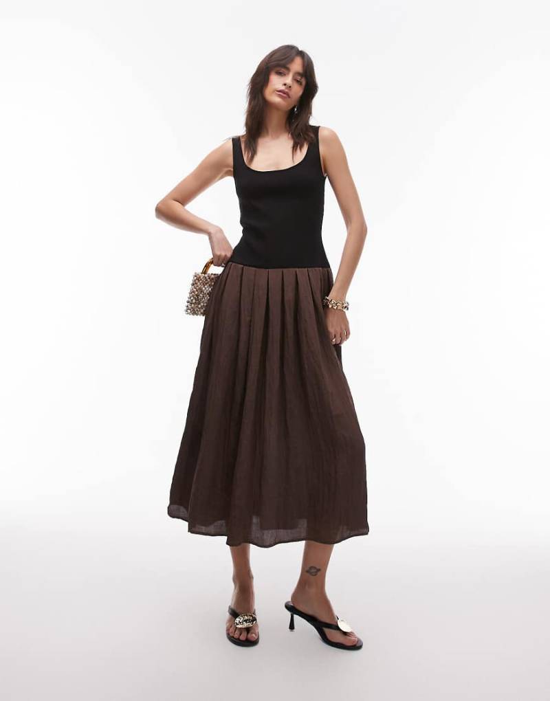 Mango - Kleid mit tief angesetzter Taille und dunkelbraunem Faltenrock von Mango