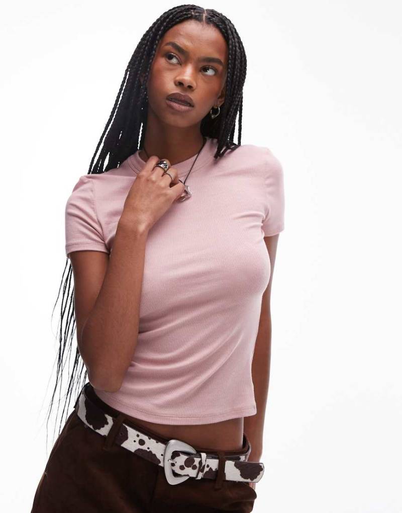 Mango - Knapp geschnittenes T-Shirt in geripptem Hellrosa mit hohem Ausschnitt von Mango