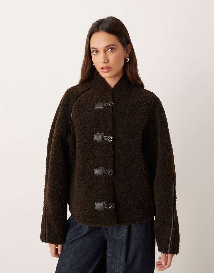 Mango - Kragenlose Jacke aus Teddystoff in Schwarz mit Knebelknöpfen von Mango