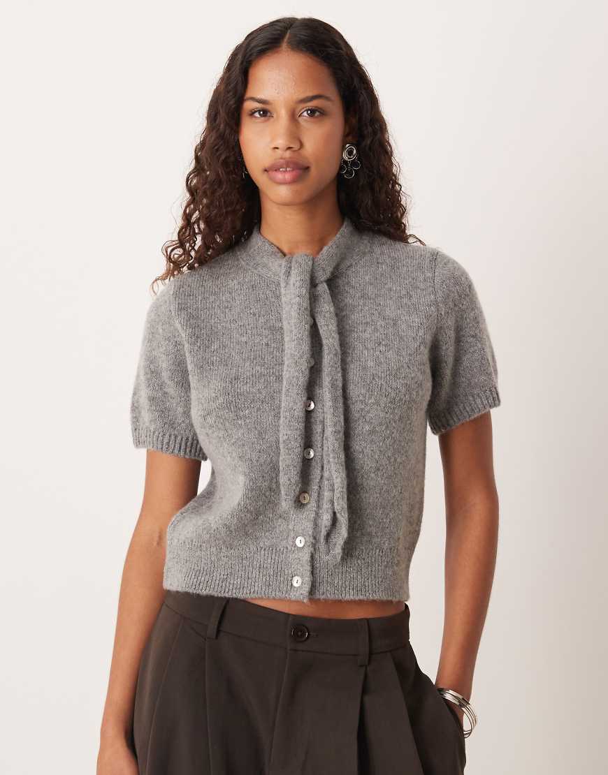 Mango - Kurzärmlige Strickjacke aus Wollmix in Grau mit Bindedetail am Ausschnitt von Mango