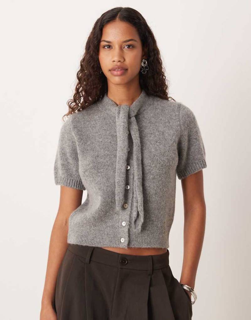 Mango - Kurzärmlige Strickjacke aus Wollmix in Grau mit Bindedetail am Ausschnitt von Mango