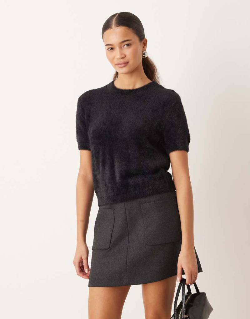 Mango - Kurzärmliges, flauschiges Strickoberteil in Schwarz von Mango