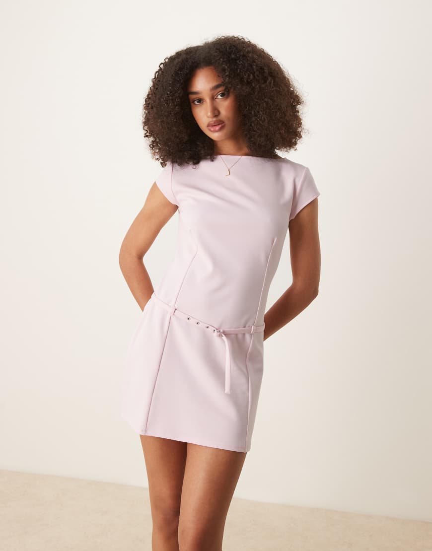 Mango - Kurzärmliges Minikleid in Pastellrosa mit U-Boot-Ausschnitt und ultraschmalem Gürtel Mango - Kurzärmliges Minikleid in Pastellrosa mit U-Boot-Ausschnitt und ultraschmalem Gürtel von Mango