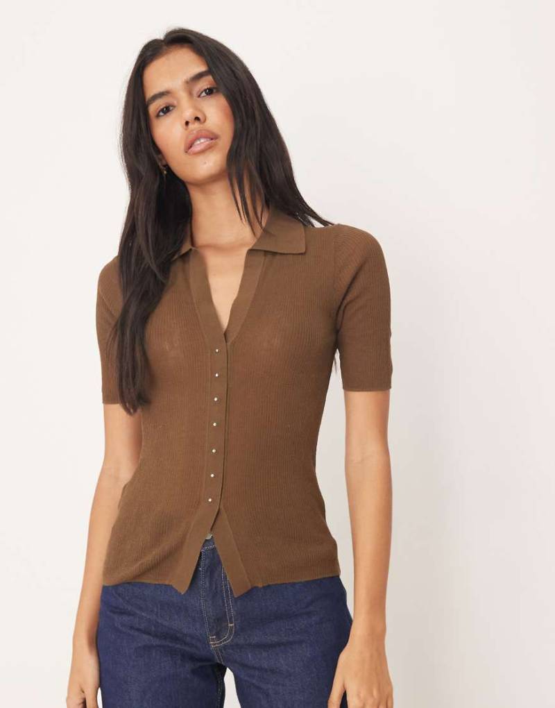 Mango - Kurzärmliges Strickoberteil in Braun mit Polokragen und V-Ausschnitt-Brown von Mango