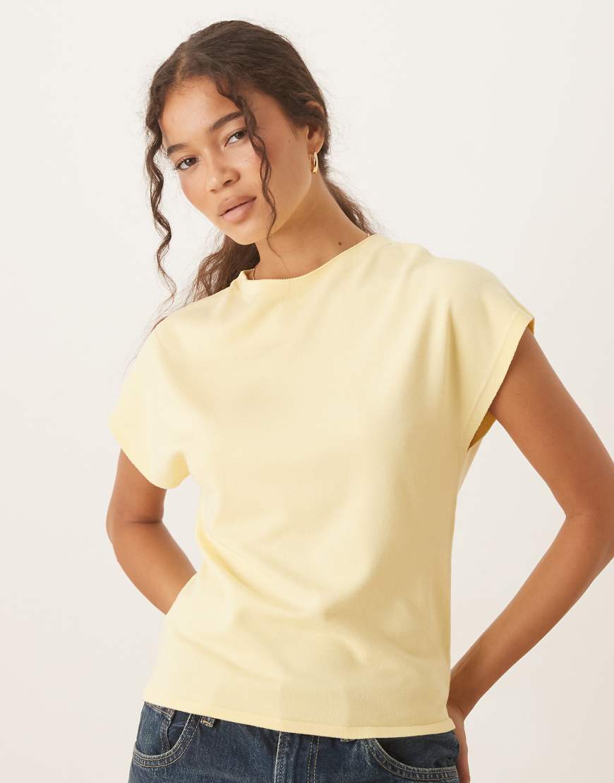 Mango - Kurzärmliges T-Shirt aus Feinstrick in Buttermilchgelb Mango - Kurzärmliges T-Shirt aus Feinstrick in Buttermilchgelb von Mango