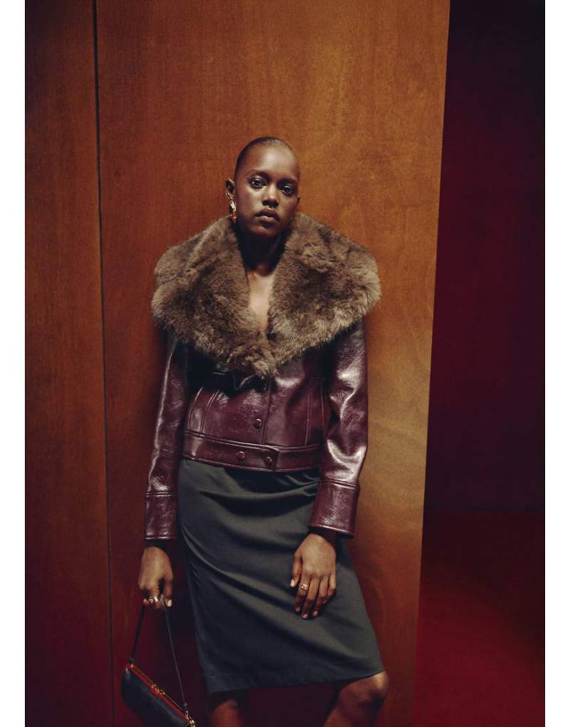 Mango - Kurze Jacke aus Kunstleder in Burgunderrot mit Kunstpelzkragen von Mango