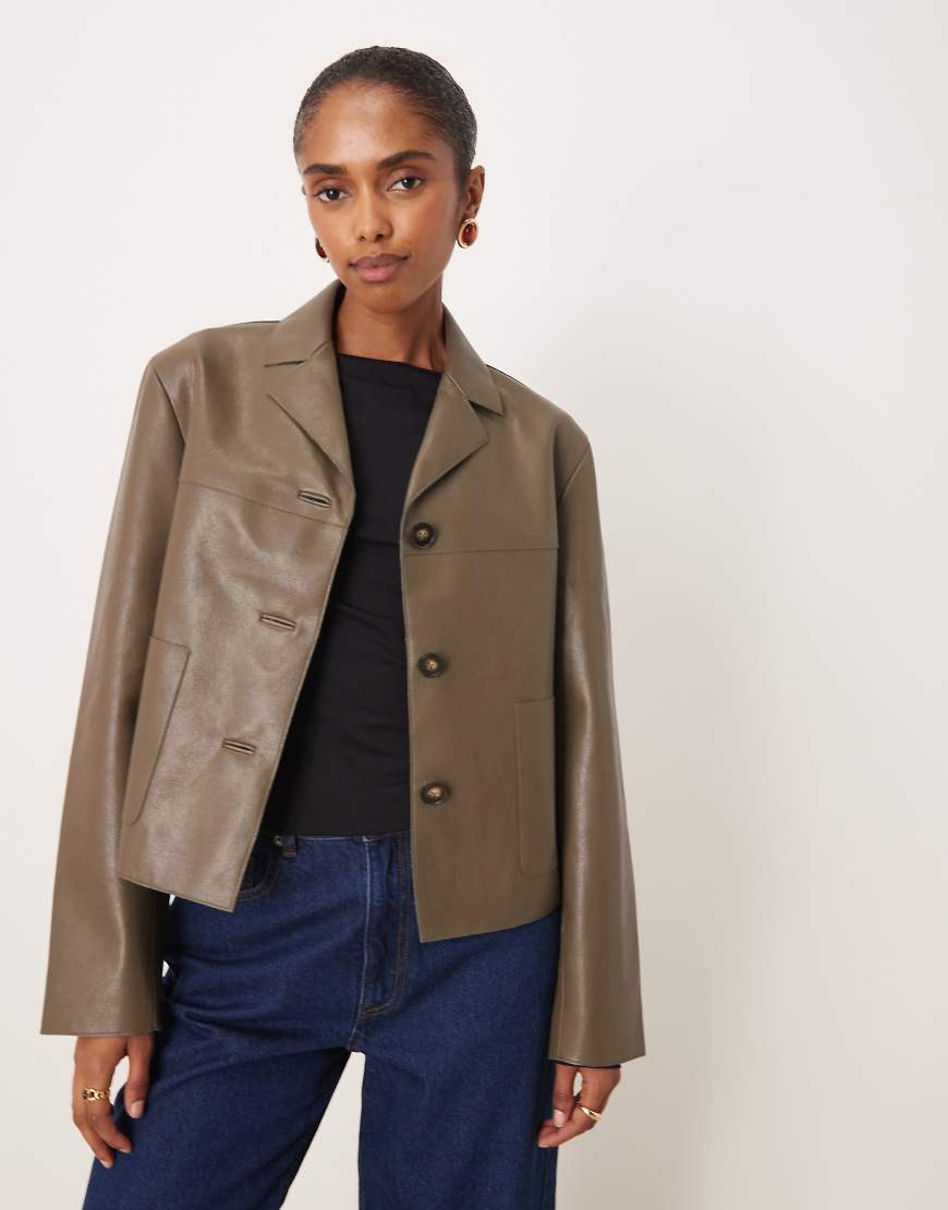 Mango - Kurze Jacke aus Kunstleder in Khaki-Grün von Mango