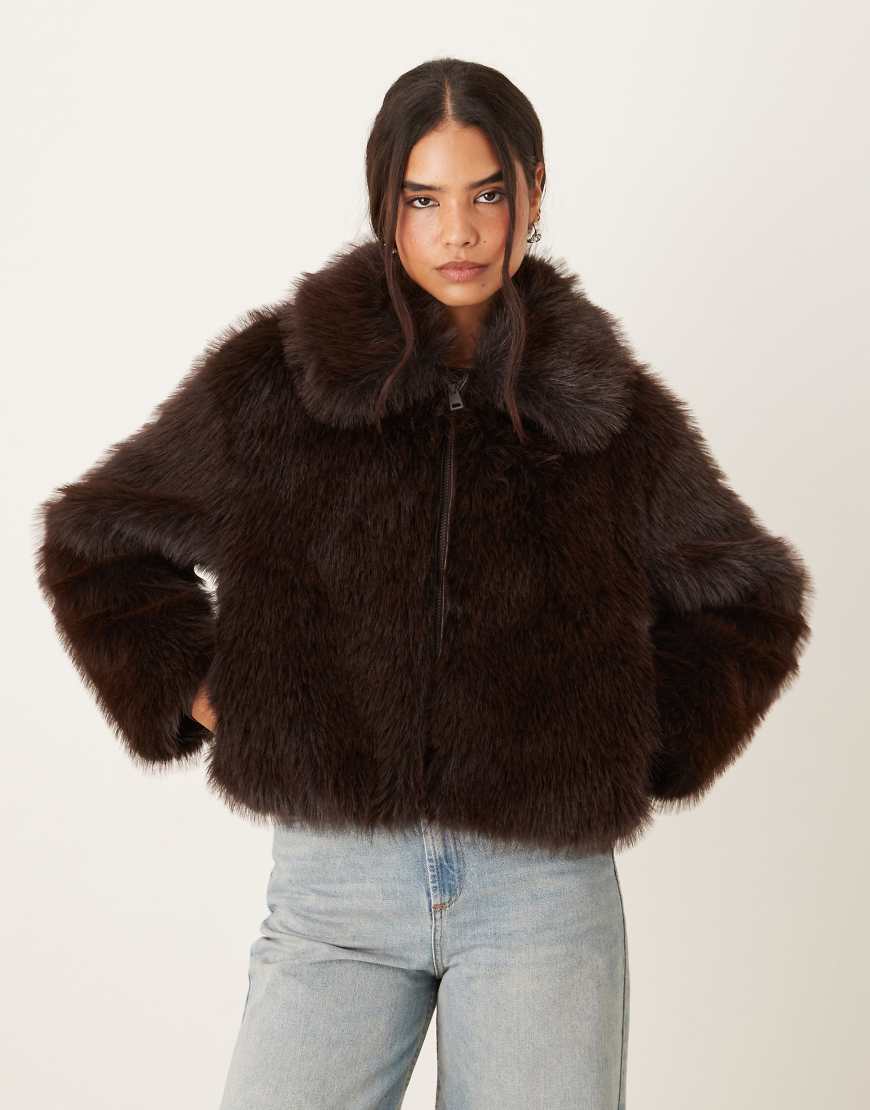 Mango - Kurze Jacke aus Kunstpelz in Braun mit Reißverschluss-Brown von Mango