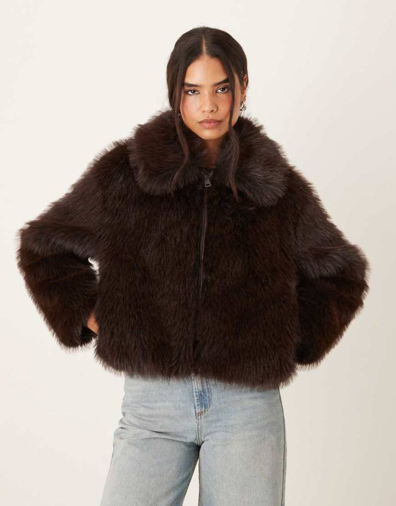 Mango - Kurze Jacke aus Kunstpelz in Braun mit Reißverschluss-Brown von Mango