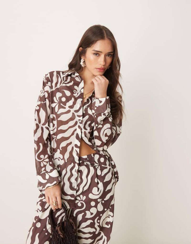Mango - Langärmlige Hemdbluse in Braun mit abstraktem botanischem Muster, Kombiteil von Mango