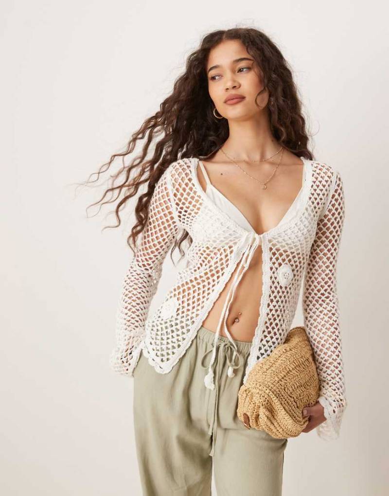 Mango - Langärmlige Strickjacke aus Baumwolle im weißem Häkeldesign mit Frontschnürung und Rosendetails von Mango