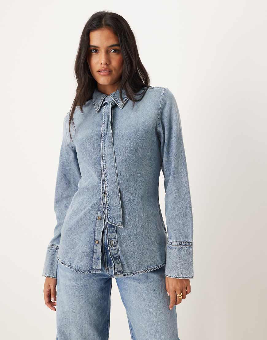 Mango - Langärmliges Jeanshemd aus Baumwollmix in Mittelblau mit Bindekragen von Mango