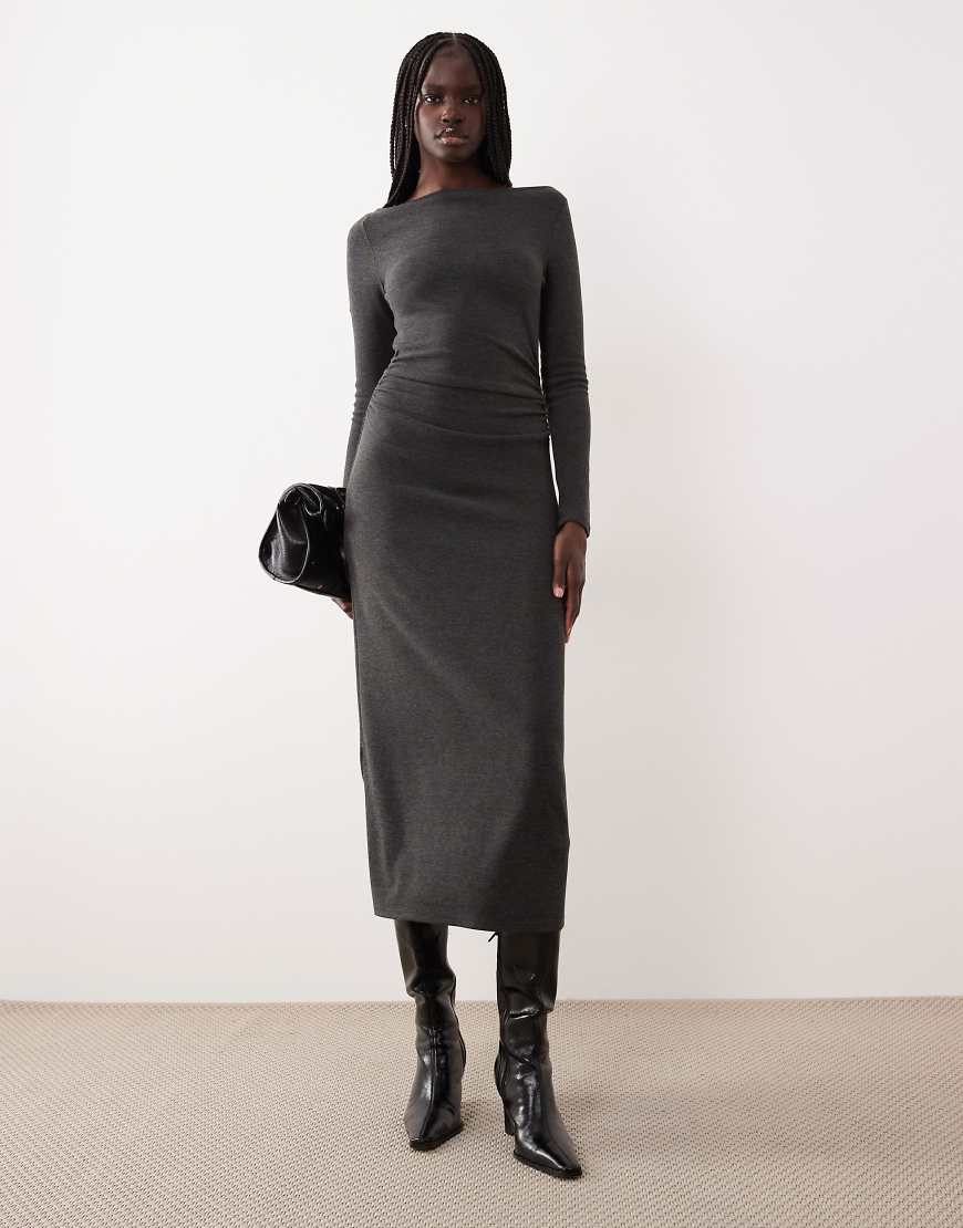 Mango - Langärmliges Maxikleid in Grau mit geraffter Taille und U-Boot-Ausschnitt von Mango