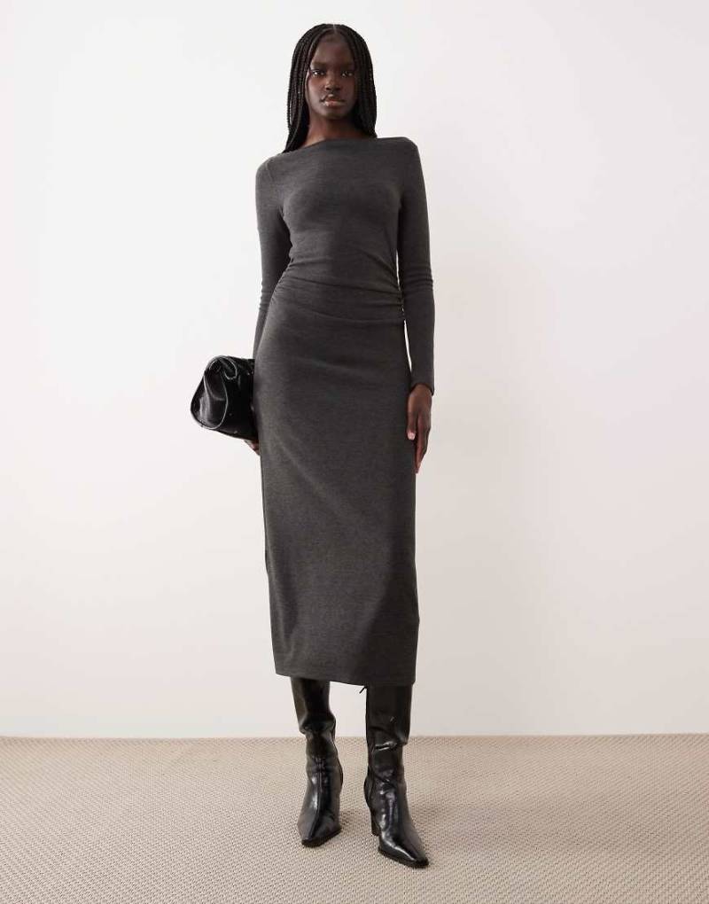 Mango - Langärmliges Maxikleid in Grau mit geraffter Taille und U-Boot-Ausschnitt von Mango