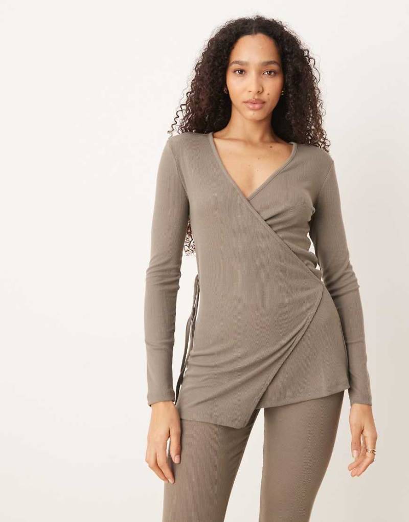 Mango - Langärmliges Pyjama-Wickeloberteil aus Rippstrick in Pilz-Braun-Brown von Mango