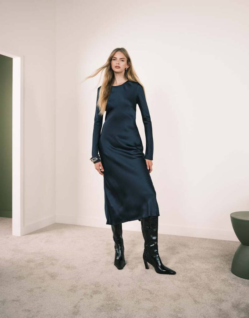 Mango - Langarm-Maxikleid aus Satin in Marineblau von Mango