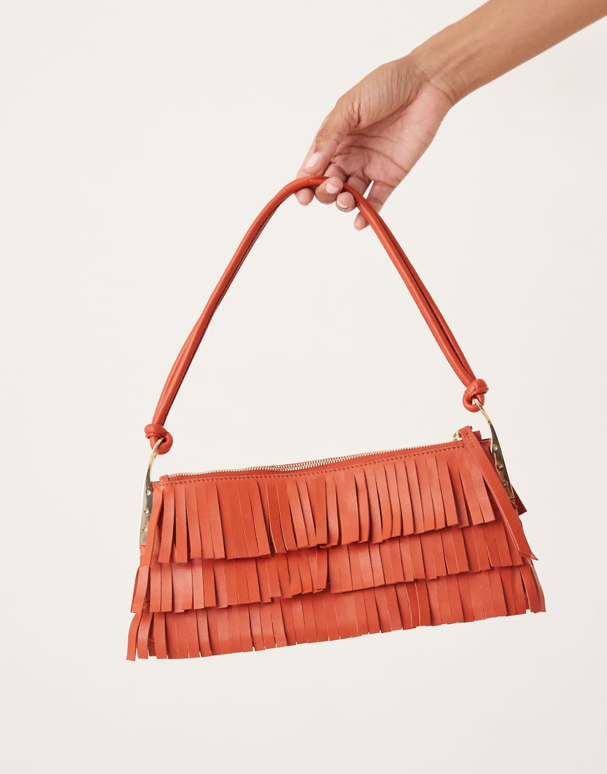 Mango - Leder-Handtasche in rustikalem Rot mit Fransenbesatz und goldfarbenen Akzenten Mango - Leder-Handtasche in rustikalem Rot mit Fransenbesatz und goldfarbenen Akzenten von Mango