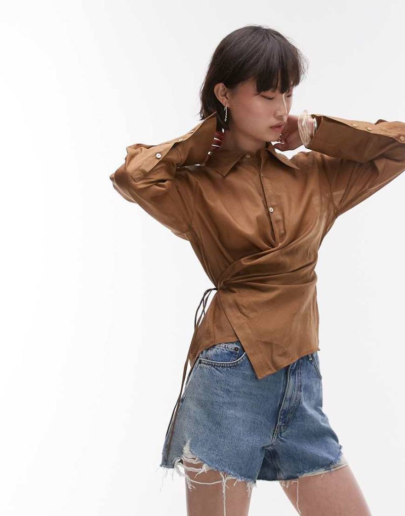 Mango - Leichte Hemdbluse aus Ramie in Braun mit gewickelter Vorderseite von Mango