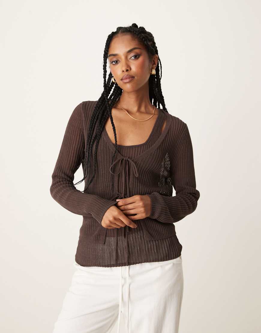 Mango - Leichte Strickjacke in Schokobraun mit Bindedetails vorne Mango - Leichte Strickjacke in Schokobraun mit Bindedetails vorne von Mango