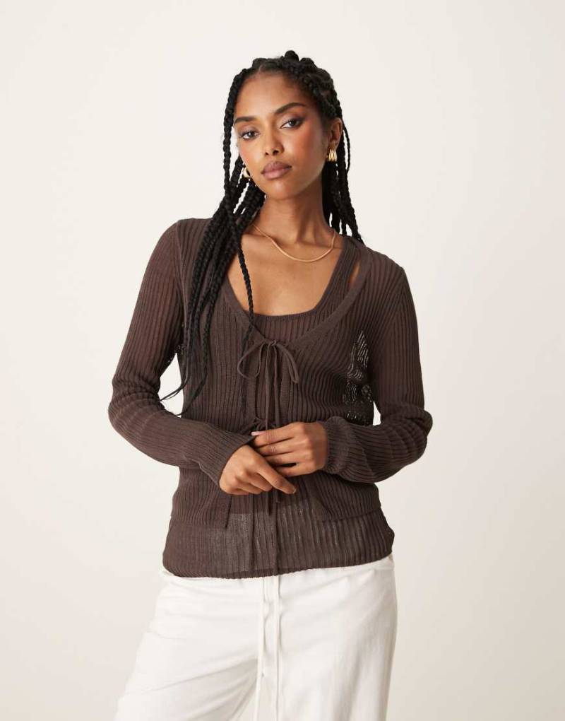 Mango - Leichte Strickjacke in Schokobraun mit Bindedetails vorne von Mango