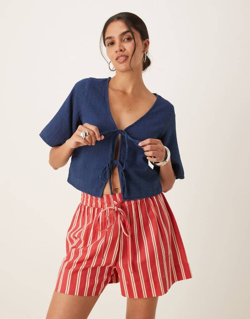 Mango - Lockere, kurzärmlige Cropped-Bluse in Marineblau mit Schnürung vorne von Mango