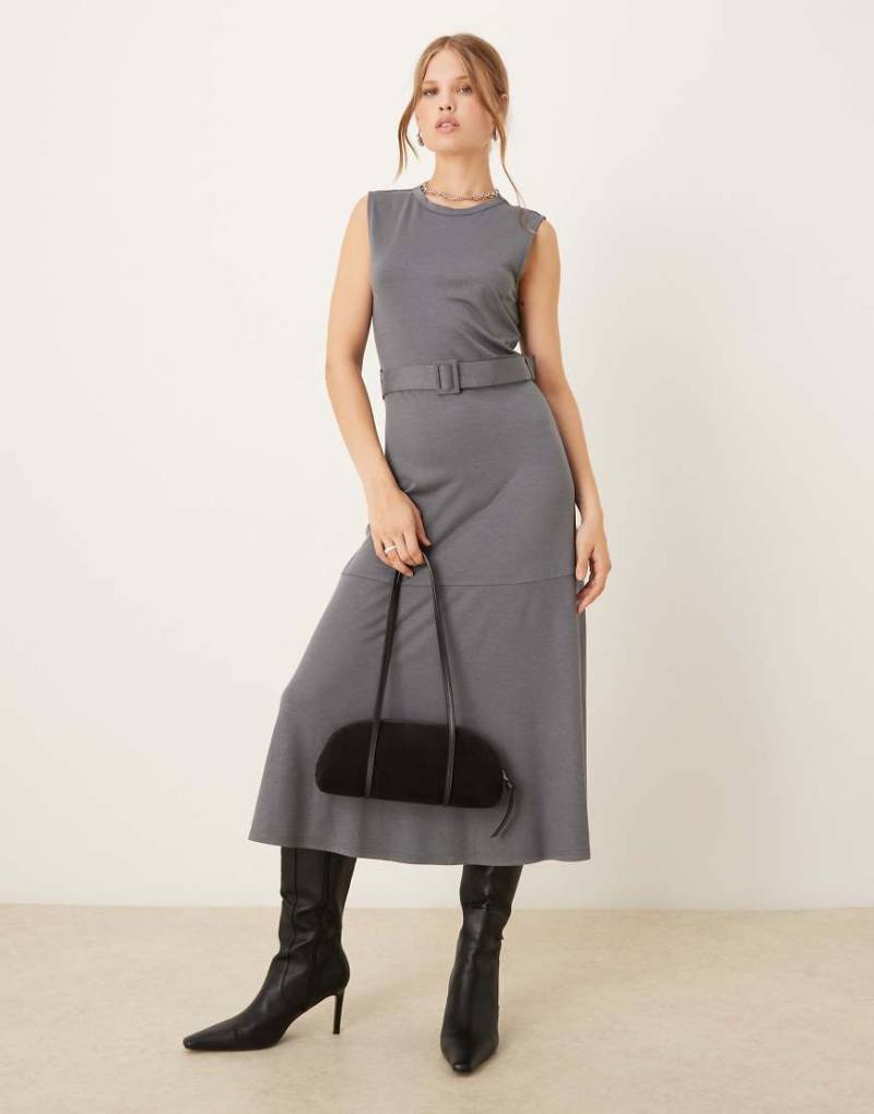 Mango - Midikleid aus Feinstrick in Grau mit Gürtel von Mango