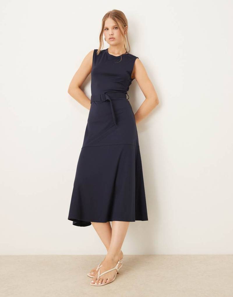 Mango - Midikleid aus Feinstrick in Marineblau mit Gürtel von Mango